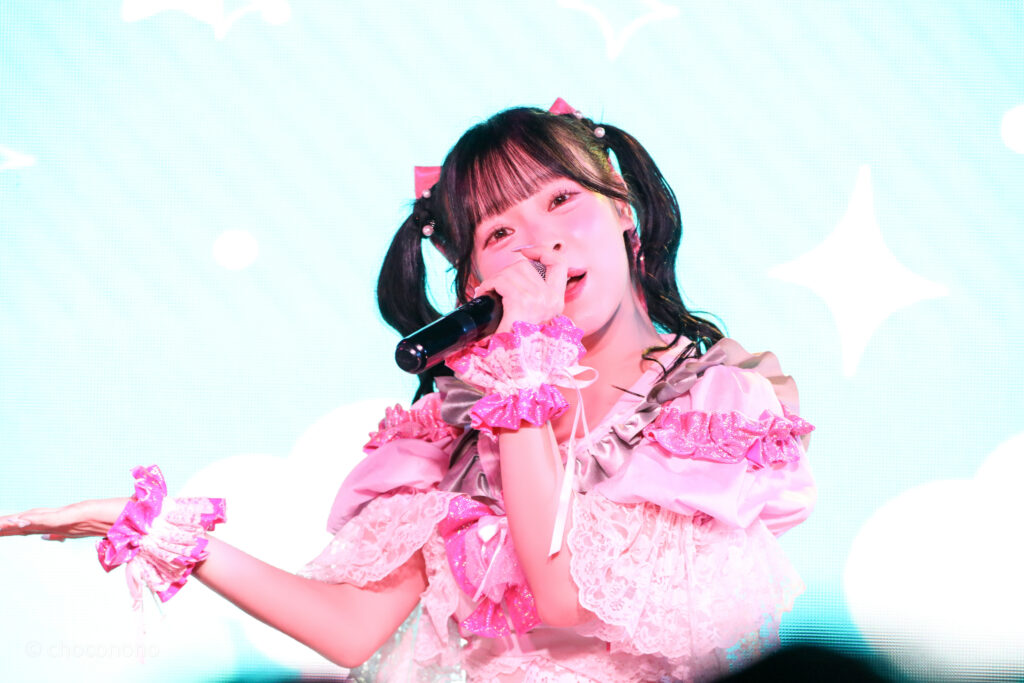 瞬きもせずの宇佐美ましろ(うさみましろ)ちゃんをライブ中に撮影した写真。普段は水色担当だが、ピンクのきゅるきゅる衣装で歌い踊っている。
2025年12月31日SHIBUYA ONE5　ONE5 SHUFFLE FESTIVALにて撮影。