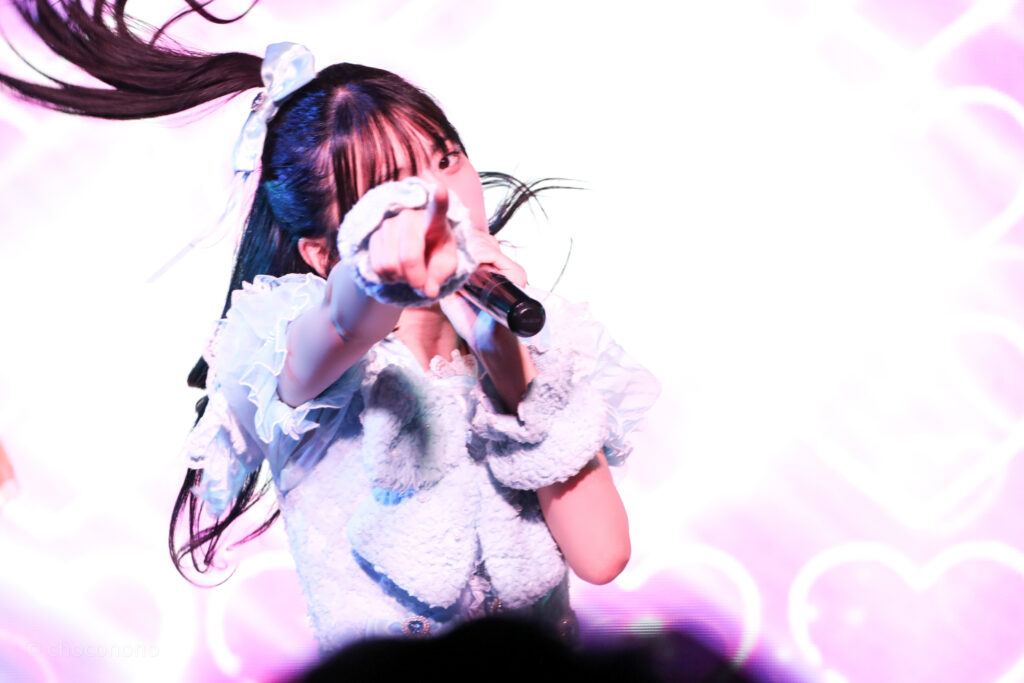 embellir(あんべりー)の水野ひなた(みずのひなた)ちゃんをライブ中に撮影した写真。
真っ直ぐにこちらを見つめながら指さしてくれている。
2025年12月31日SHIBUYA ONE5　ONE5 SHUFFLE FESTIVALにて撮影。