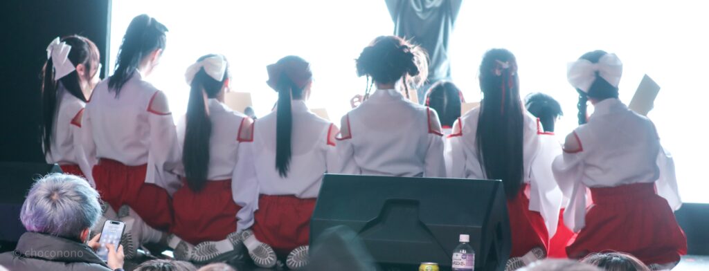 embellir(あんべりー)と瞬きもせず(まばたきもせず)合同での集合写真を後ろから撮った写真。
2026年1月4日SHIBUYA ONE5　新春ONE5LIVEにて撮影。