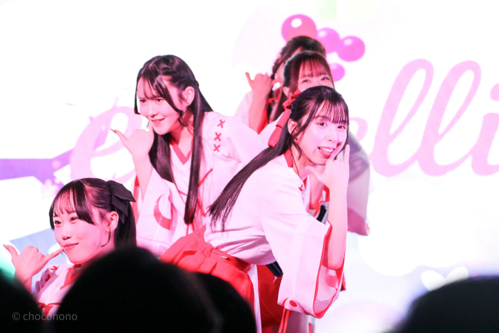 embellir(あんべりー)をライブ中に撮った写真。しっちゃかめっちゃかパラダイスのラスト縦一列に並んでそれぞれポーズを決めている。
2026年1月4日SHIBUYA ONE5　新春ONE5LIVEにて撮影。