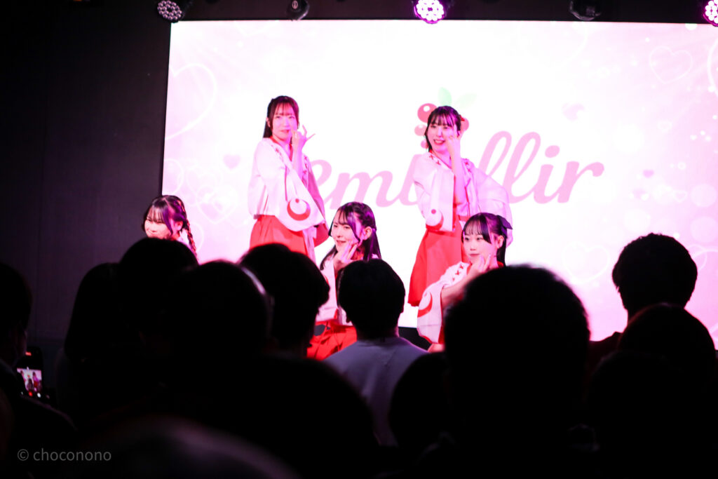 embellir(あんべりー)をライブ中に撮った写真。ベリーベリーのラスト横一列に並んでそれぞれ木の実を食べるポーズを決めている。
2026年1月4日SHIBUYA ONE5　新春ONE5LIVEにて撮影。