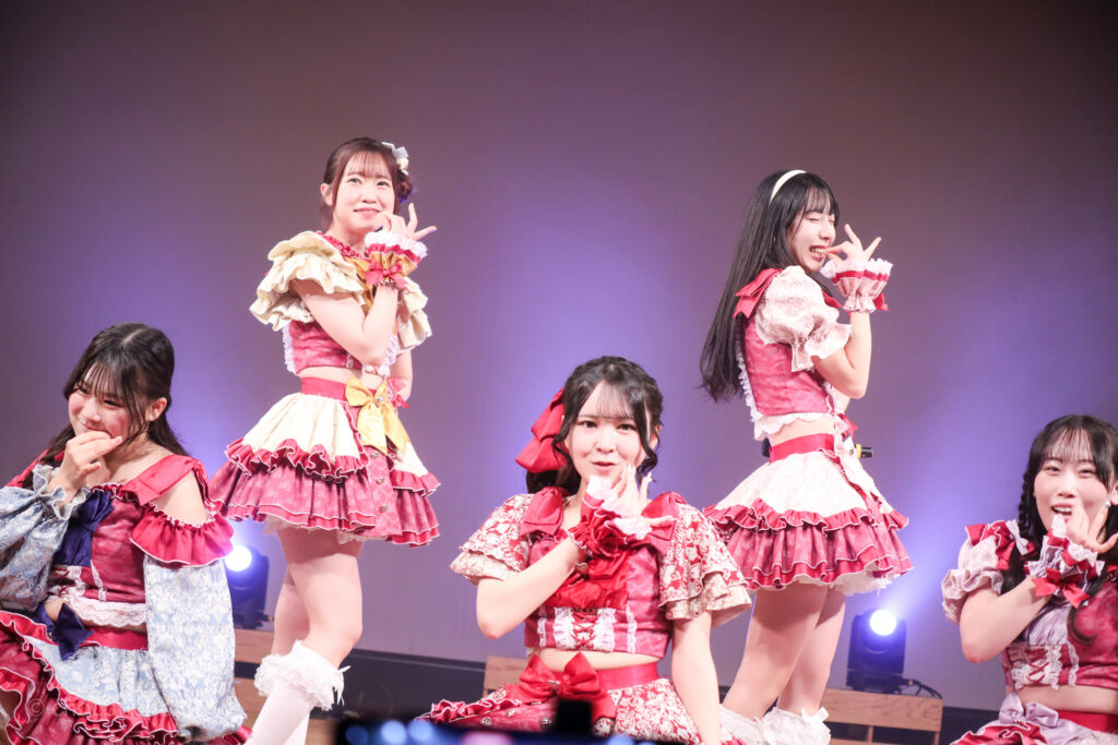 embellir(あんべりーを)最前0番の位置から撮影した写真。ベリーベリーラストの前後二列の横並びでメンバーがそれぞれ果実をかじるポーズを決めているフォーメーション。
左後ろから泡沫あおい(うたかたあおい)ちゃん、水野ひなた(みずのひなた)ちゃん、前列恋羽あゆう(こはねあゆう)ちゃん、遥乃ももか(はるのももか)ちゃん、甘夏あも(あまなつあも)ちゃん。
2026年1月17日なかのZERO小ホール　IDOL SODA Stream!!にて撮影