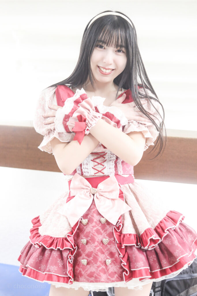 embellir(あんべりー)の水野ひなた(みずのひなた)ちゃんと特典会で撮ってもらったツーショット写メ。ひなたちゃんはストレートヘアーに白いカチューシャ。とても似合っていて可愛い。体の前で手をバツにして「だめー！」というポーズ
2026年1月17日なかのZERO小ホール　IDOL SODA Stream!!にて撮影。