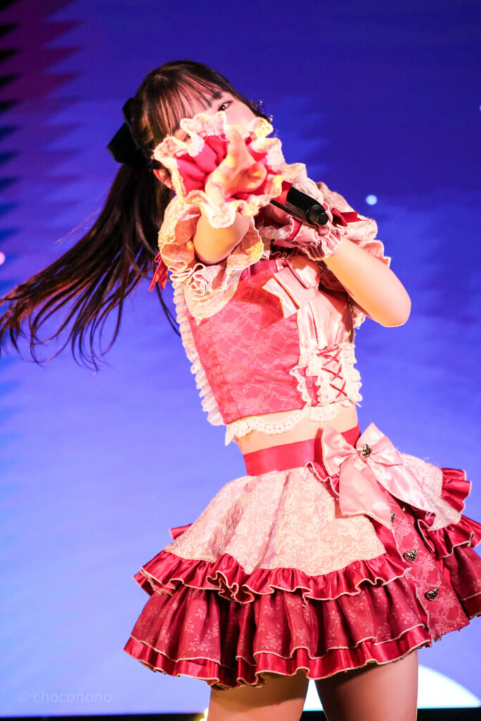 embellir(あんべりー)の水野ひなた(みずのひなた)ちゃんを最前0番からライブ中に撮影した写真。
お気に入りの紺色のリボンにポニーテール。
ベリーベリーの「可愛いが欲しいの~」の歌詞に合わせてこちらをまっすぐに見つめながら手をさしのべてくれている。
2026年1月18日中野坂上S.U.B Tokyo IDOL ADVENTUREにて撮影