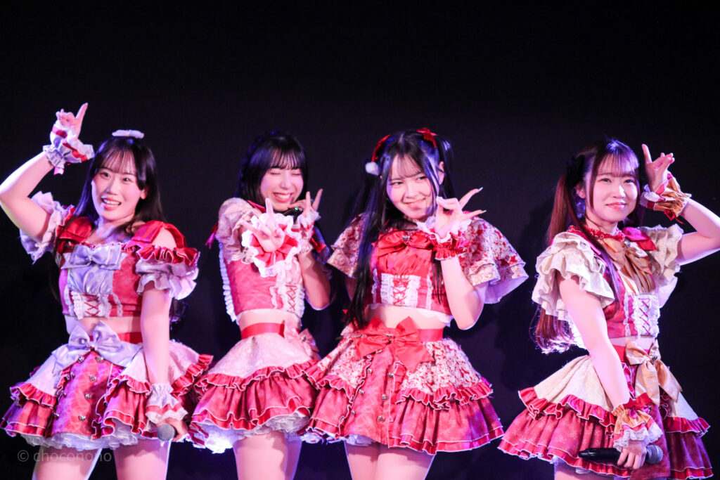 embellir(あんべりー)をライブ中に最前列0番の位置から撮影した写真。フツーに奇跡!!のラストで横一列になりポーズを決めている。 左から甘夏あも(あまなつあも)ちゃん、水野ひなた(みずのひなた)ちゃん、遥乃ももか(はるのももか)ちゃん、泡沫あおい(うたかたあおい)ちゃん。 2026年1月31日中野坂上S.U.B Tokyo　ICOLONY IDOL LIVE 105 ～ビーバイユー 日向ゆまる 生誕祭SPECIAL!!!～ にて撮影。